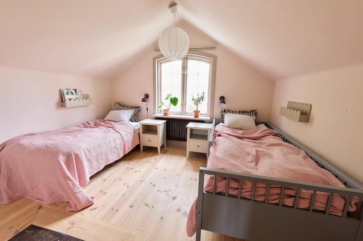 2 lits confortables de 90 cm avec tables de chevet