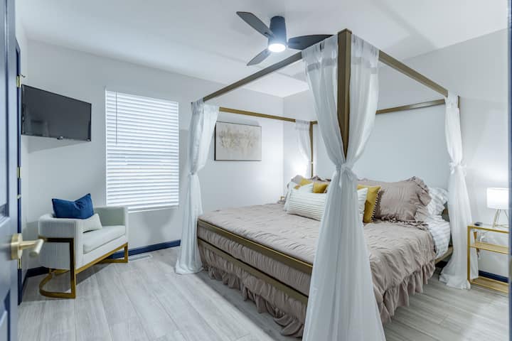 Sumérgete en la comodidad en esta cama tamaño king.