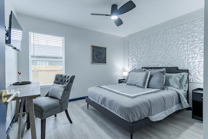 Este espacio de trabajo dedicado en el dormitorio tamaño queen hace que el trabajo sea agradable.