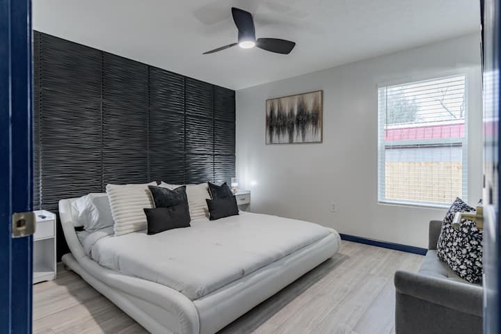 Entra en la cama tamaño king en esta habitación principal. 