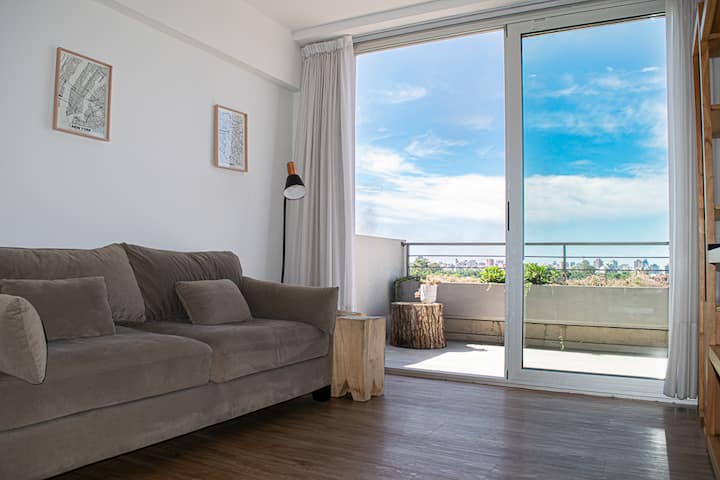 Two-bedroom apartment on a high floor with terrace, pool and gym in Agronomía