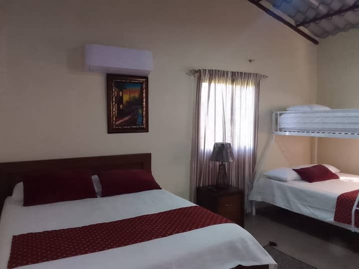 Habitación #3 con aire acondicionado.