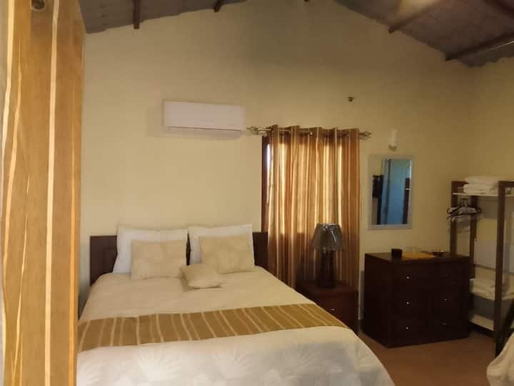 Habitación #4 con aire acondicionado.