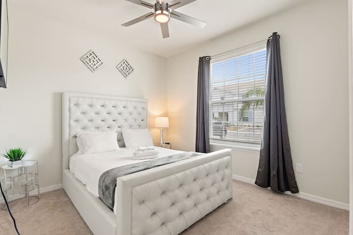 Útulná spálňa na prvom poschodí s manželskou posteľou s mäkkým matracom, zatemňovacími závesmi, inteligentným televízorom a šatníkom. Pohodlne umiestnené vedľa kúpeľne s toaletou pre ľahký prístup a pohodlie.