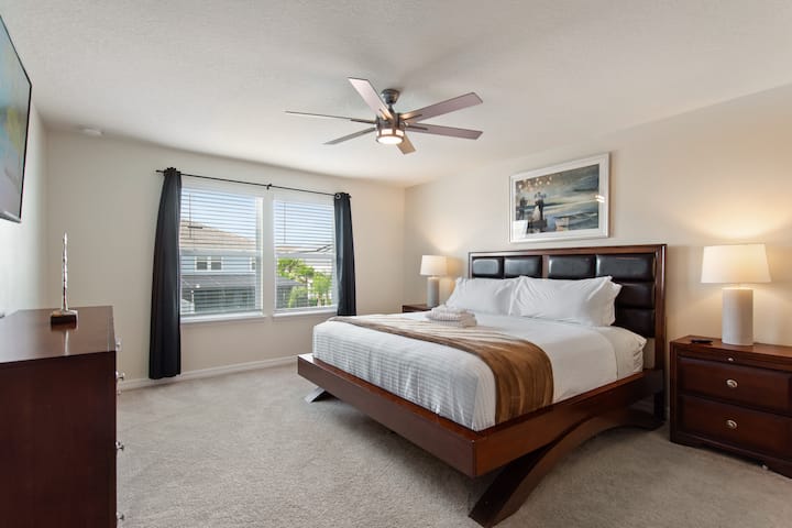 Svetlá a vzdušná hlavná spálňa s inteligentným televízorom, stropným ventilátorom, komodami a zatemňovacími závesmi. Užite si dostatok priestoru a súkromnú vlastnú kúpeľňu pre dokonalý oddych.