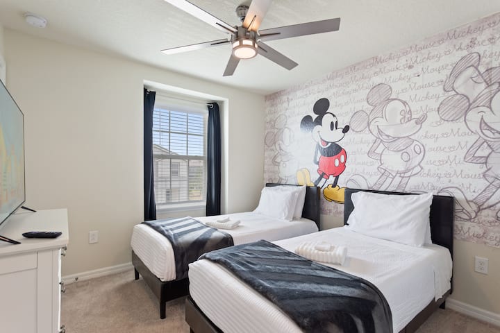 Očarujúca spálňa na druhom poschodí s tematikou Mickey Mouse s dvoma samostatnými posteľami, inteligentným televízorom, zatemňovacími závesmi a plnou skriňou. Vďaka pohodlným matracom je ideálny pre deti alebo hostí, aby si po zábavnom dni oddýchli.