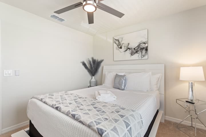 Spálňa na poschodí s mäkkou manželskou posteľou Queen, inteligentným televízorom, zatemňovacími závesmi a plnou skriňou. Pohodlne umiestnené hneď vedľa hlavnej kúpeľne na poschodí pre ľahký prístup a pohodlie.