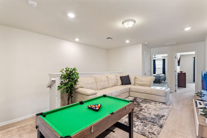 Obývacia izba na poschodí s 65-palcovou inteligentnou TV, káblovým pripojením, sedením pre šesť osôb a malým biliardovým stolom – ideálne na hry, filmy a rodinnú zábavu.