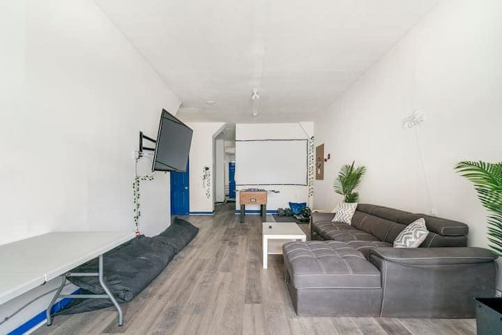 „ კარგი, სუფთა ბინა და კარგი კომუნიკაცია მასპინძლებისგან. Შესვლა და გასვლა მარტივი იყო. Შესანიშნავი მდებარეობაა. შემდეგ ჯერზე, როცა ამ ტერიტორიაზე ვიქნებოდი, კვლავ აქ დავრჩებოდი “.⭐