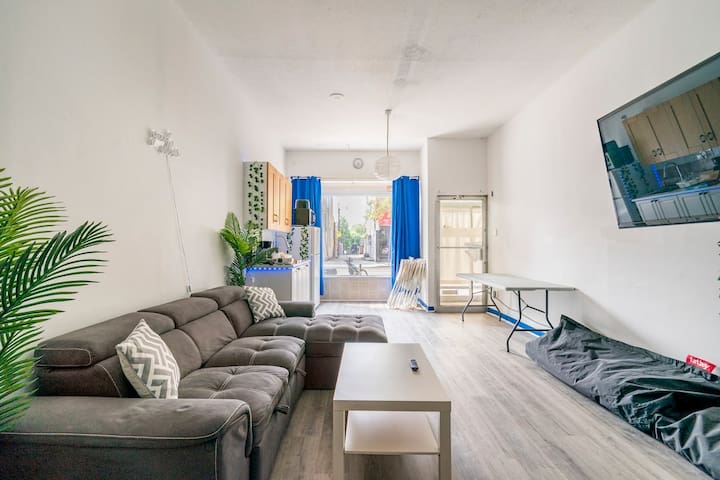 8KingBDR,Sleeps20,Downtown,4 Parking,HotTub,Gym