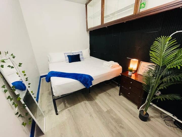 „აიმენის საცხოვრებელი იდეალური იყო ჩვენი ჰოკეის გუნდისთვის, რომელიც ქალაქში ტურნირისთვის ჩამოდიოდა. Ყველას ჰქონდა საკმარისი სივრცე და საკუთარი საწოლი. Უამრავი შესანიშნავი რესტორანი და ბარი ახლომახლო“ - ლაურა-5⭐