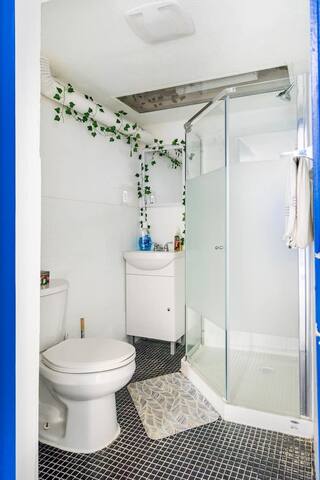 8KingBDR,Sleeps20,Downtown,4 Parking,HotTub,Gym gallery image 4