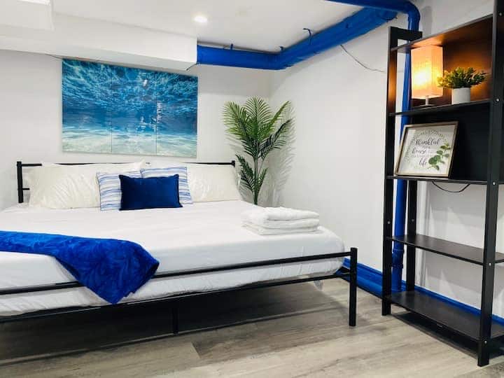 Აიმენი შესანიშნავი მასპინძელი იყო და შაბათ-კვირას საბაკალავრო წვეულებაზე გვიმასპინძლა. Მდებარეობა ფეხით გადაადგილდება შესანიშნავი რესტურანტებით და საცხოვრებლიდან გადაადგილება ძალიან მარტივია. Ზუსტად ისეთი იყო, როგორიც სურათზეა და საკმარისზე მეტი სივრცე ჰქონდა...... Aidan-5⭐