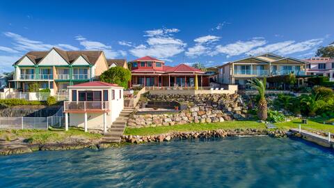 AMARA - Lake front, Pool, Sauna, Spa, Sleeps 28.