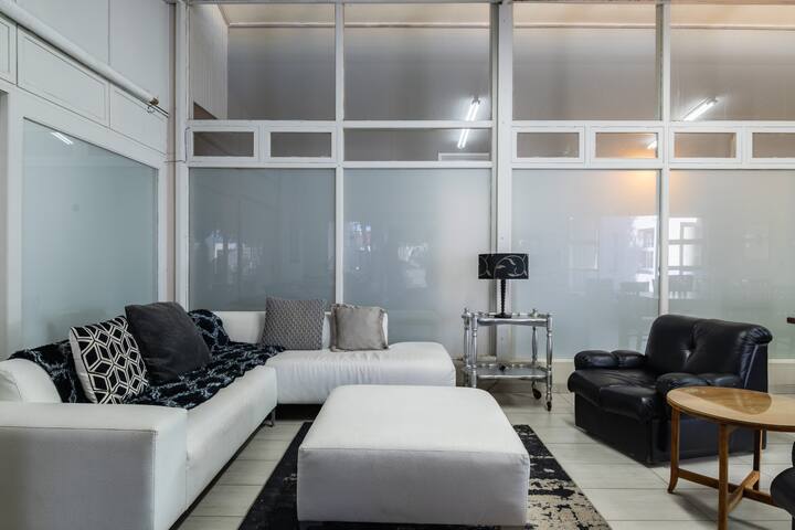 Large Family Home | Near | Solar | Grill | Parking gallery image 5