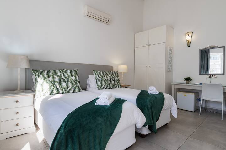 Large Family Home | Near | Solar | Grill | Parking gallery image 3