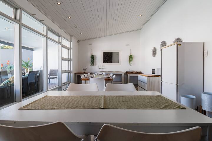 Large Family Home | Near | Solar | Grill | Parking gallery image 4