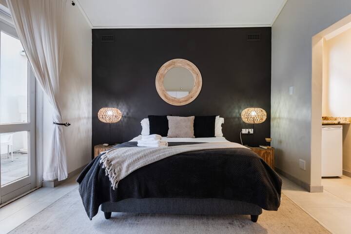 Large Family Home | Near | Solar | Grill | Parking gallery image 2