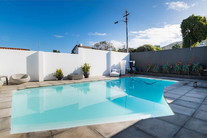 Large Family Home | Near | Solar | Grill | Parking