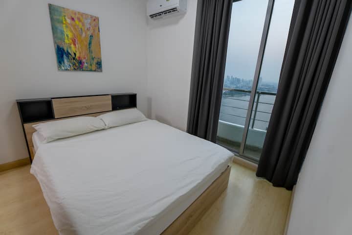 ตื่นขึ้นมาพบกับวิวแม่น้ำที่น่าทึ่งในห้องนอนที่มีเครื่องปรับอากาศที่อบอุ่น บังแสงด้วยม่านทึบแสงหรือปล่อยให้แสงแดดส่องเข้ามาในขณะที่เพลิดเพลินกับเส้นขอบฟ้าจากเตียง