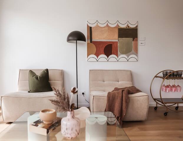 Luxurious home with Calming view in Hobart gallery image 2