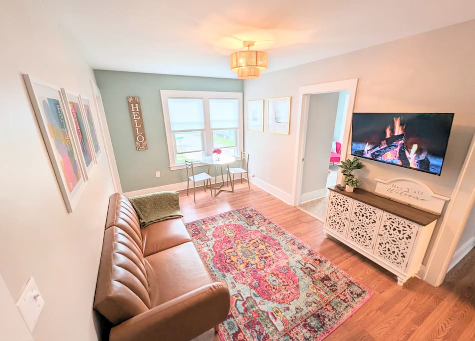 Airbnb Two-Bedroom Apt, 2nd Floor, Steps from Downtown