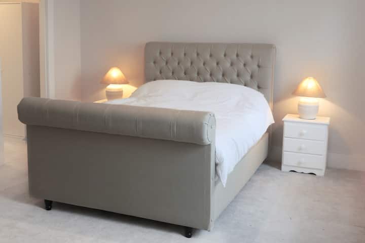 Првата спална соба има пристап до сопствена бања со тоалет и голема, луксузна бања (собира две лица). 