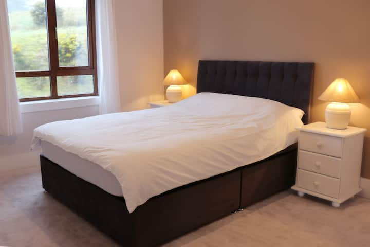 Во спалната соба 3 има удобен двоен кревет и прекрасен поглед кон дворот.