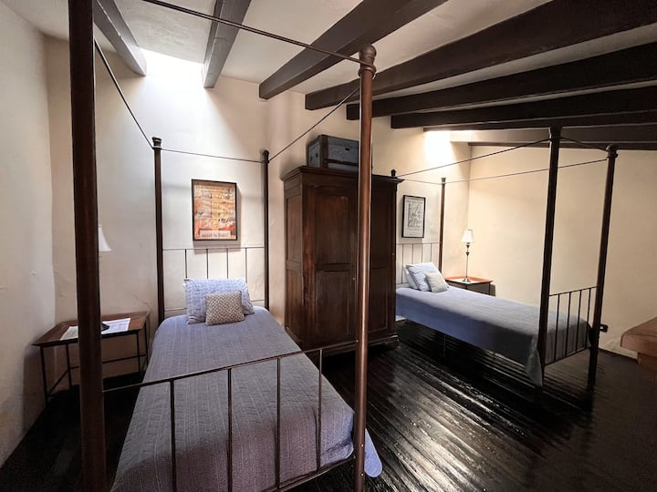Quarto com 2 camas de solteiro