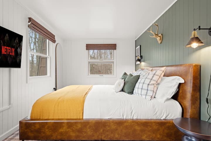 חדר שינה ראשי נעים עם טלוויזיה חכמה, WiFi, חלל עבודה ייעודי, חימום בחדר וגווני האפלה לשינה מושלמת