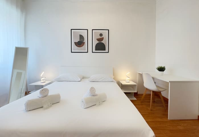 Golden Essence Apartment {terrace & metro} gallery image 4