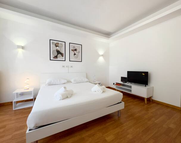 Golden Essence Apartment {terrace & metro} gallery image 5