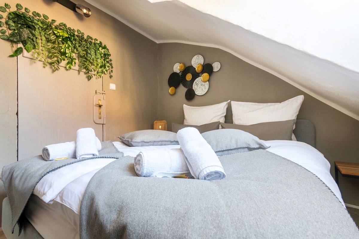 Bett 160x200cm
Televisión inteligente con Netflix
2 mesas auxiliares con lámpara posterior