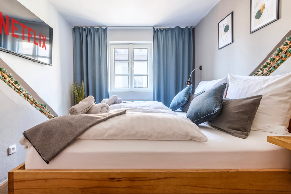 Bett 180x200cm
Televisión inteligente con Netflix
2 mesas auxiliares con lámparas posteriores 
Guardarropa