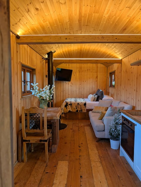 Shepherds Hut/Hot Tub Private Lake Jurassic Coast