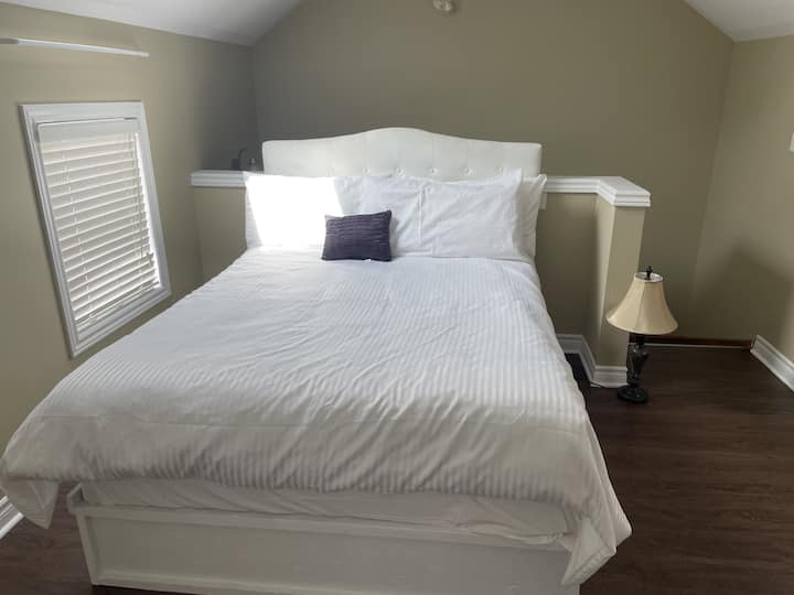 Მე-3 საძინებელი მე-2 სართულზე ერთი ორადგილიანი საწოლით