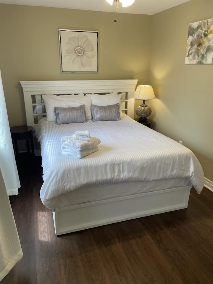 Საძინებელი 1 მე-2 სართულზე ერთი ორადგილიანი საწოლით