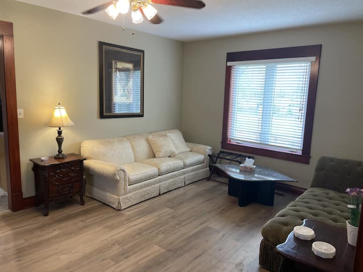 Ფართო მთავარი სართულის მისაღები ოთახი დიდი ტახტით და მაღალი ხარისხის გასაშლელი დივანი, რომელიც იდეალურია დიდი ჯგუფებისთვის.