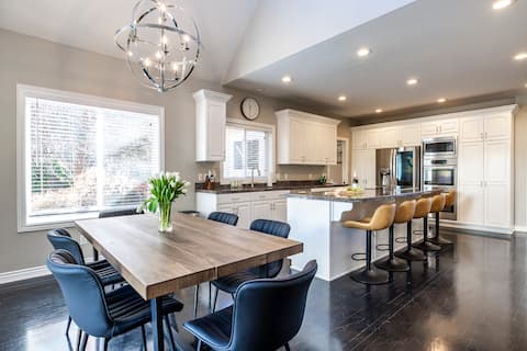 Luxury Home- Sleeps 16, Hot Tub, Gameroom