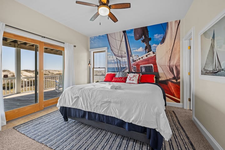 ห้องนอน 2 มีเตียงขนาดคิงไซส์ ภาพจิตรกรรมฝาผนังเรือใบขนาดใหญ่ ห้องน้ำในตัวส่วนตัว และสมาร์ททีวีพร้อม Apple TV