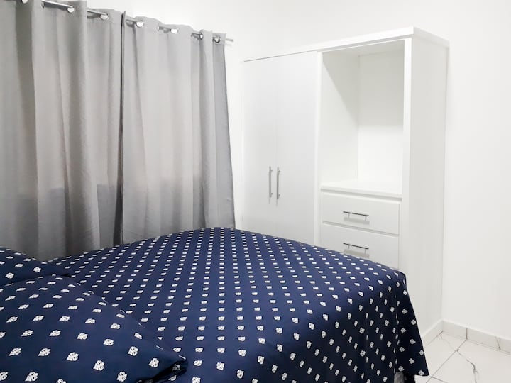 Მთავარი საძინებელი სრული ბანოთი, ორადგილიანი საწოლით, 40 ტელევიზორით, A/Clock-მარკერით, ლამპარა თბილი, ცივი განათებით ან როგორც თბილი, ისე ცივი. Ელექტრო უთო და ფენი.