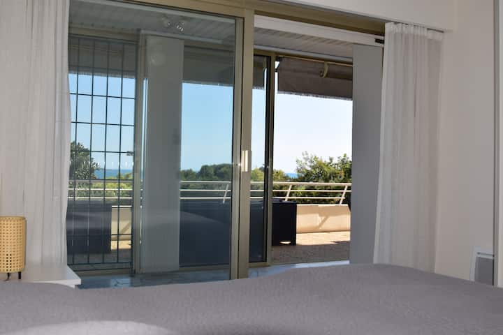 Une chambre lumineuse et confortable, équipée d’un lit double douillet, de la climatisation et d’un grand dressing pour un séjour tout en sérénité. Son ouverture sur la véranda et la terrasse avec vue mer .