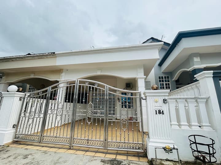 Kulai 11pax 3r Singlestoreyhouse Near Senaiairport - Kulai