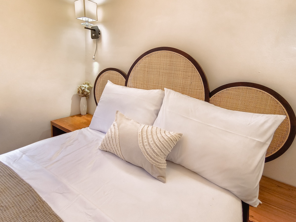 Pusho dhe rigjenerohu në elegancë të nënvlerësuar! Ky krevat i vogël dopio (140 cm x 200 cm) ofron kombinimin e përsosur të rehatisë dhe rehatisë për një qëndrim rinovues. Ideale për ata që e vlerësojnë luksin efikas në hapësirë. Gjumi yt i ëndrrave po të pret!