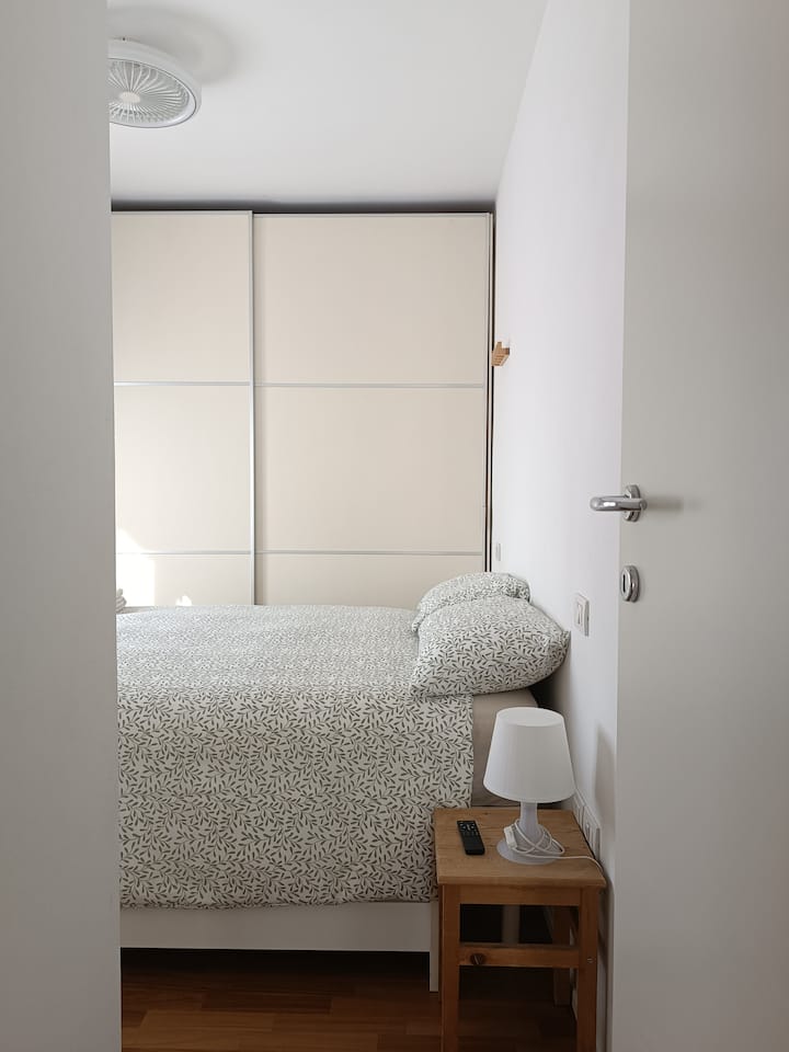 De kamer heeft een Frans bed (140x200 cm), een spiegel over de volledige lengte en een kast met schuifdeuren. 
Er zijn ook verduisteringsgordijnen, plafondventilator en wandhangers. 
Een complete set handdoeken is aanwezig.