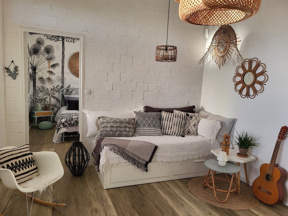 Erfolgreiche Airbnb-Immobilie: Charming 2-room Mont Faron terrace with sea view in Toulon