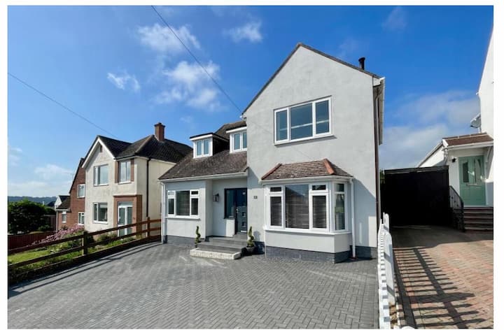 Spacious Swanage Seaview Home.
Sleeps 8/9. Hot Tub - Swanage