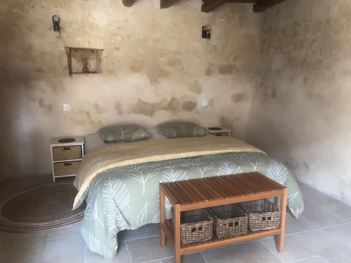 Hii ni ghorofa ya chini ya Chumba cha 5 cha kulala. Ngazi upande hutoa ufikiaji wa mezzanine ambapo kuna vitanda viwili vya mtu mmoja, ambavyo vinaweza kuunganishwa ili kutandika kitanda sentimita 160 x 200.