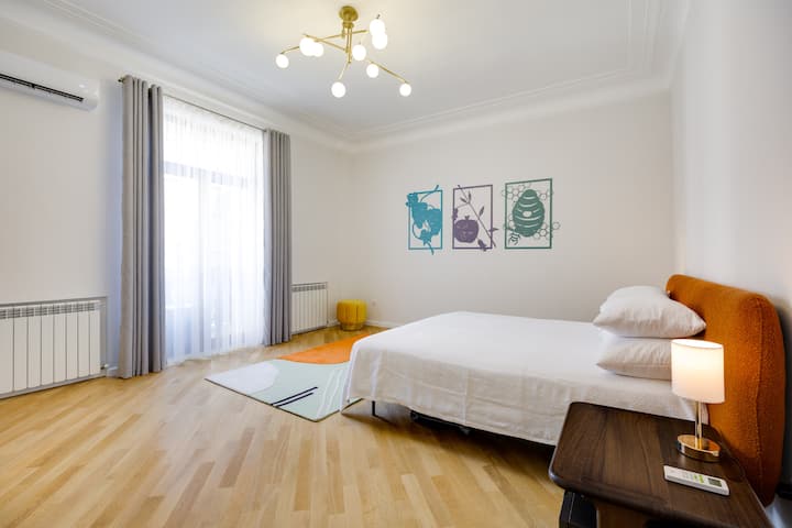 Spálňa s 1 manželskou posteľou King a malým balkónom