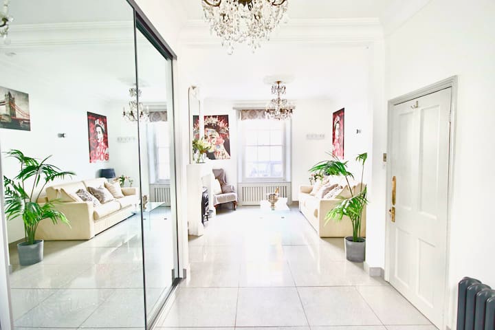 Victoria/Belgravia Townhouse Zone 1! By two Metros